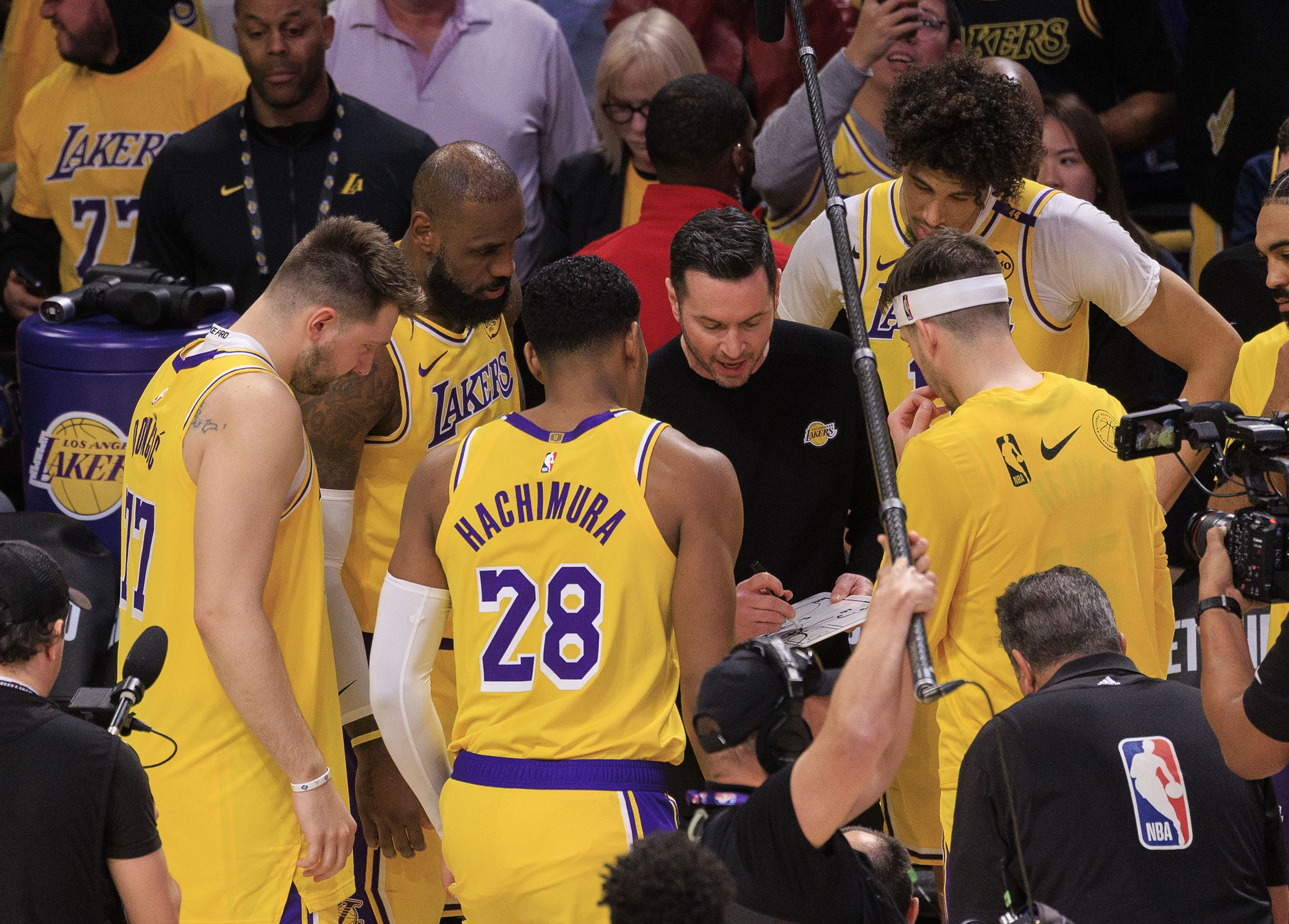 芒果体育平台-湖人本赛季限制对手命中率48.9%联盟第三差 队史近40年最烂!